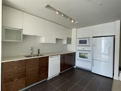 #407 175 West 2nd Street, North Vancouver British Columbia V7M 0A5