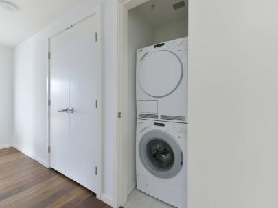 luxurious-2-br-wbalcony-at-south-granville-gateway-for-rent