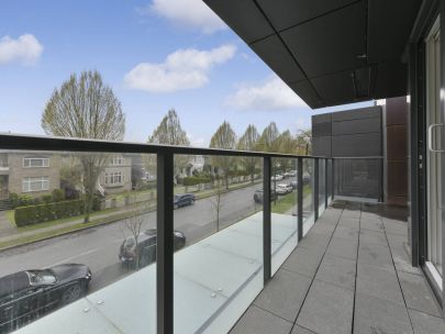 luxurious-2-br-wbalcony-at-south-granville-gateway-for-rent