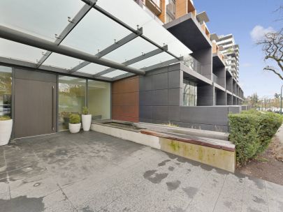 luxurious-2-br-wbalcony-at-south-granville-gateway-for-rent