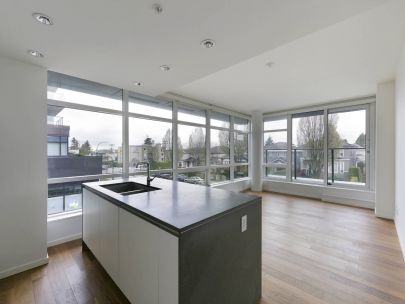 luxurious-2-br-wbalcony-at-south-granville-gateway-for-rent