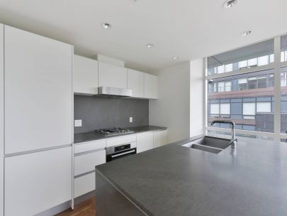 luxurious-2-br-wbalcony-at-south-granville-gateway-for-rent