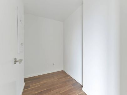 luxurious-2-br-wbalcony-at-south-granville-gateway-for-rent