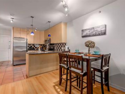 215-eight-one-nine-819-hamilton-st-vancouver-2