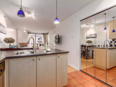 215-eight-one-nine-819-hamilton-st-vancouver-2