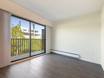 2255-w-5th-ave-vancouver-bc-v6k-4k1-canada-2