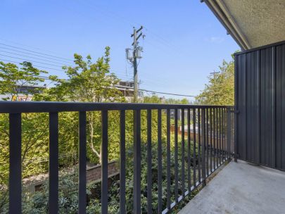 2255-w-5th-ave-vancouver-bc-v6k-4k1-canada-2