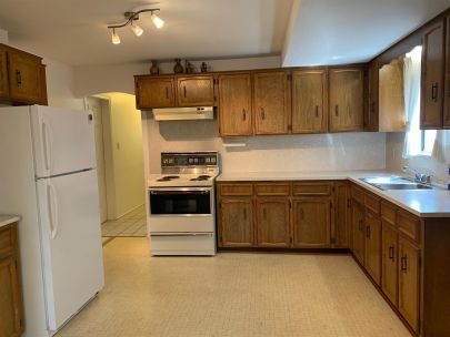 Bright 1 Bedroom Ground level at Collingwood VE For Rent!