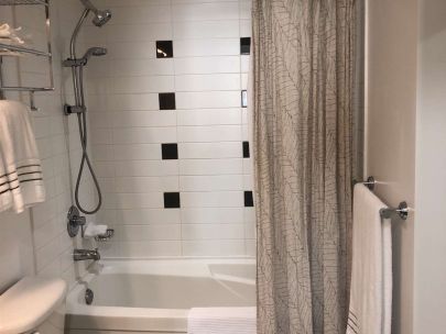 luxury-living-north-facing-1-br-den-in-downtown-vancouver-for-rent