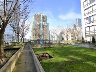 luxury-living-north-facing-1-br-den-in-downtown-vancouver-for-rent
