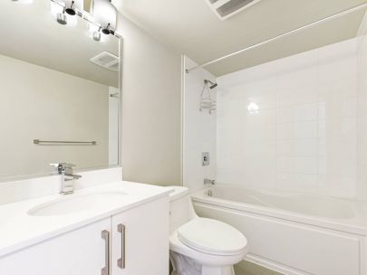 bolldcom-2-bed2bath-condo-for-rent-in-collingwoods-skyway-tower-2