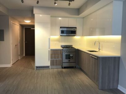 STUNNING 1 Bed/1Bath/Den w/Balcony at The Park Metrotown Burnaby