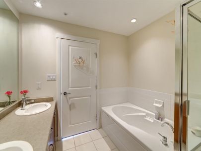 9266-university-crescent-burnaby-bc-canada-v5a-4z1