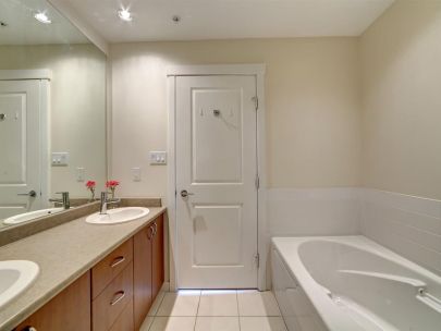 9266-university-crescent-burnaby-bc-canada-v5a-4z1